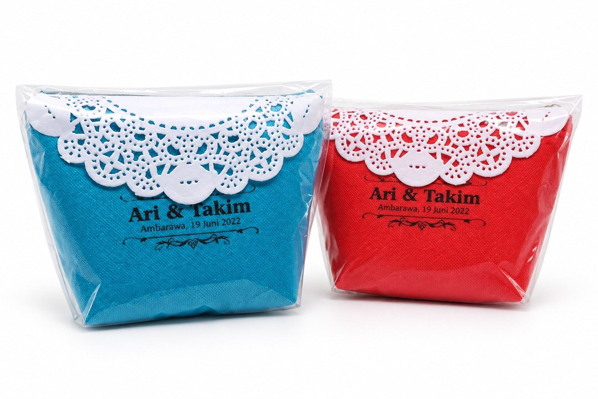 Sepasang pouch biru dan merah dengan hiasan renda putih dan cetak hitam